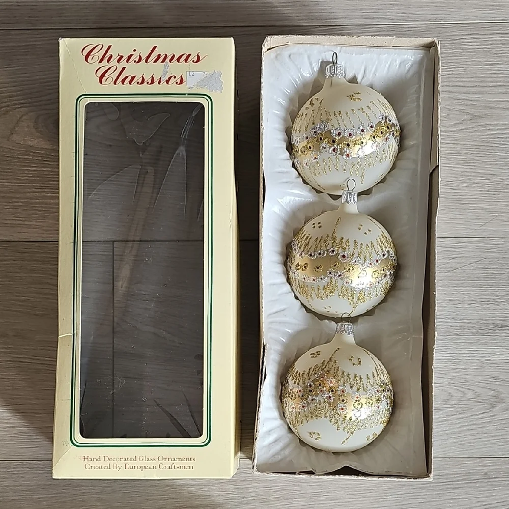 Vintage Christmas Classics Set Of 3 Glass Lrg Round White Ornaments - Picture 7 of 16